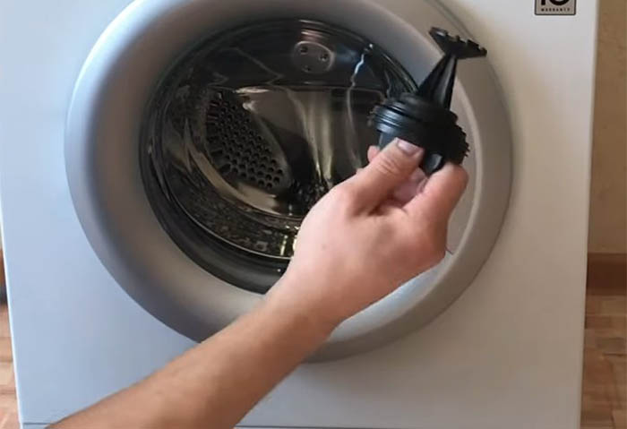 Как слить воду из стиральной машины вручную